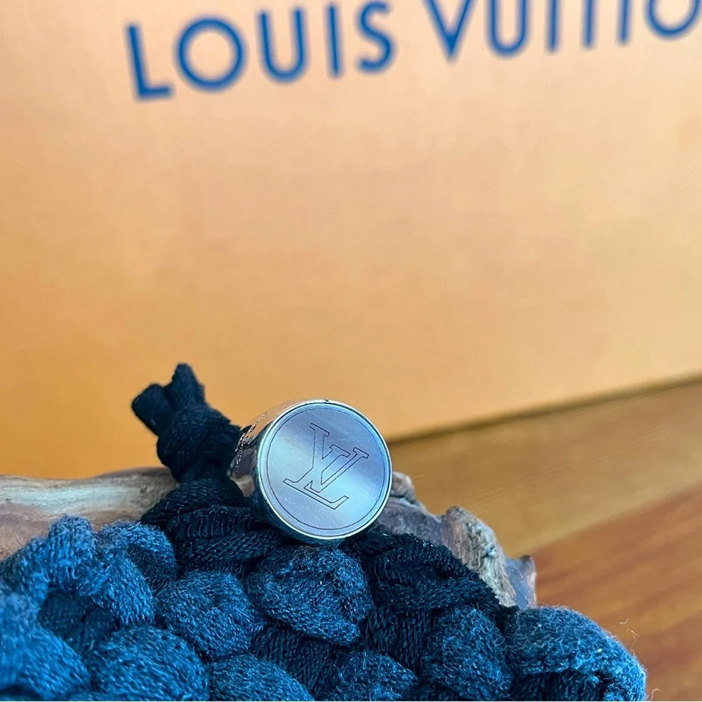 ⭐️ Louis Vuitton Horn Signet Ring size 8.5 - Picture 4 of 8